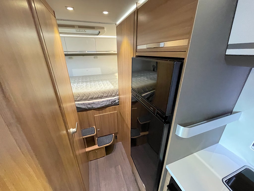 Adria Coral XL 670 SP Plus / El-patron / 5 bältad / Solcell / Dragkrok - Adria