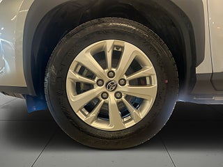 Toyota Yaris Cross Hybrid 115 AWD MOMS B-kamera Motorvärm Adaptiv S&V-däck – bild 14
