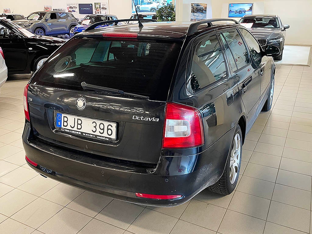 Skoda Kombi Besiktigad till 27-07-30/ Acc fungerar