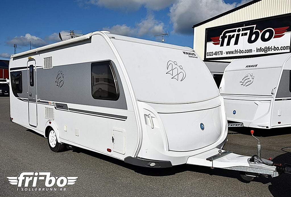 Knaus 590 FUS Südwind, Dubbelbädd