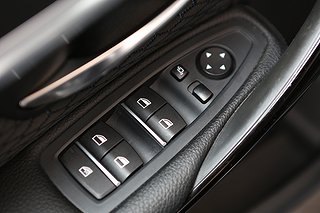 Sedan BMW 330 11 av 28