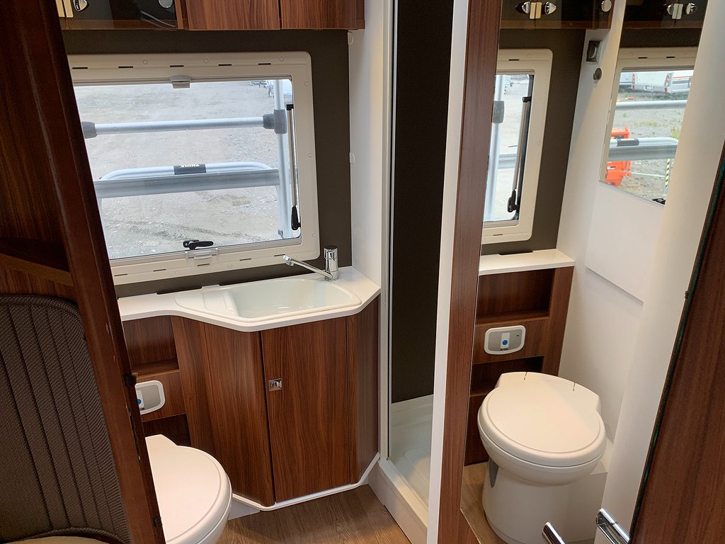 Adria Matrix Supreme 687 SLT /Automat/AC bodel/Solcell/ALDE - Adria