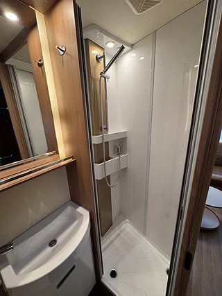 Husbil-halvintegrerad Bürstner Lyseo 744 TD 150HK AUT 19 av 25