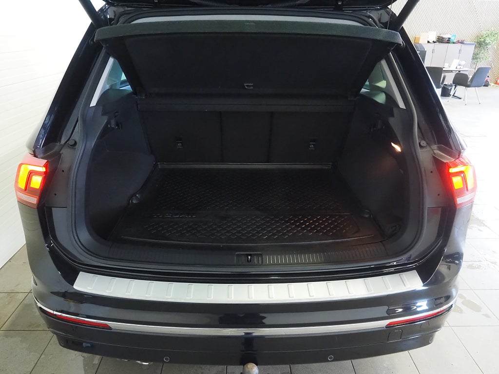 Volkswagen Tiguan 2.0 TDI 4Motion R-Line P-Värm Drag Kamera 19" Carplay