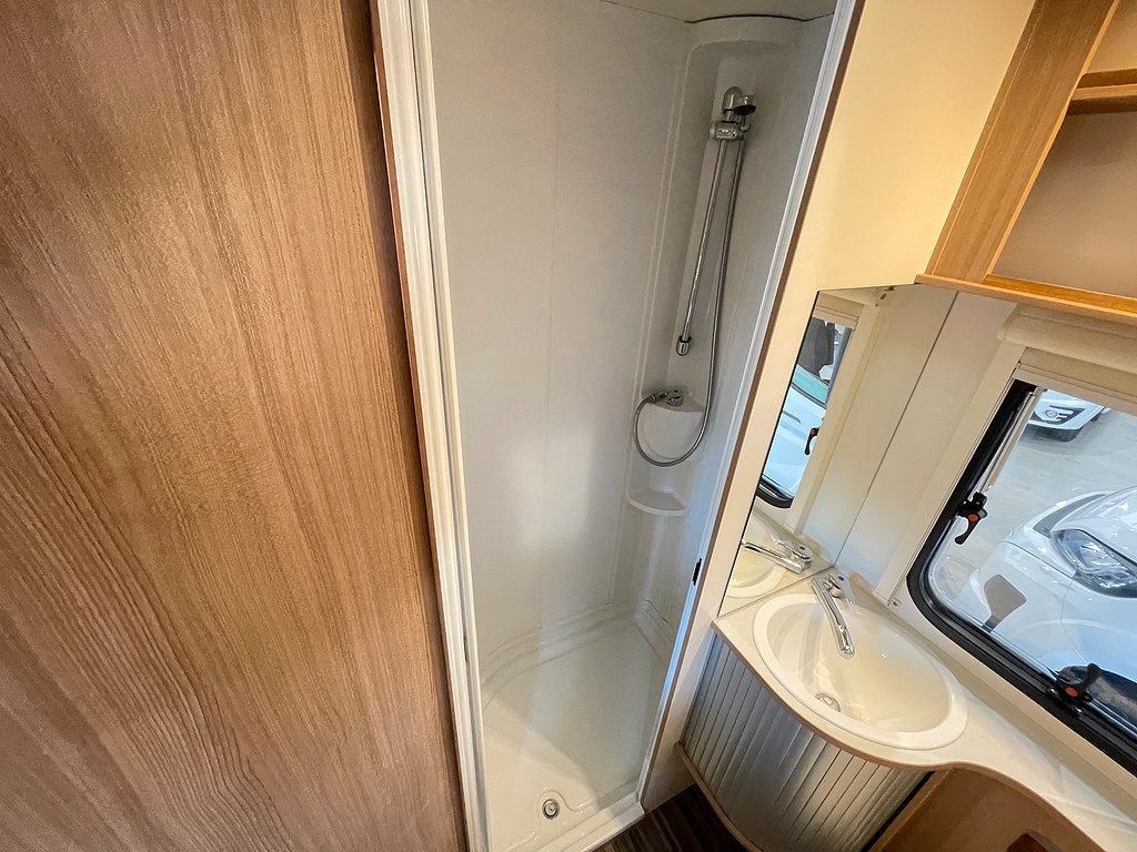 Sun Living A 49 DP / AC bodel / Solcell / B-körkort/6 bältad - Sun Living