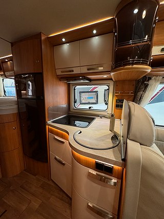 Husbil-integrerad Hymer B588 Bianco Line 150HK Aut 8 av 20