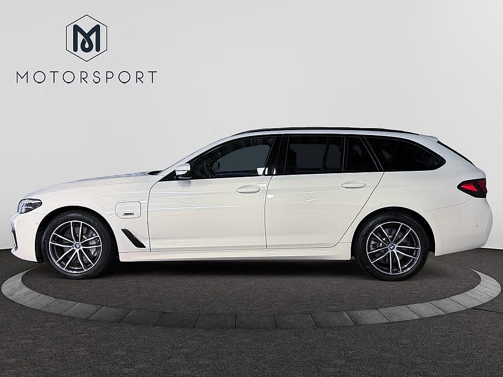 BMW 530e xDrive Touring M Sport Farthållare B-kam Sensatec läder bild 5