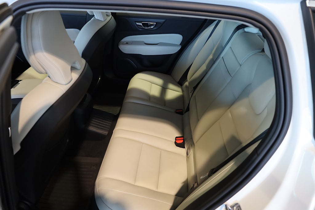 Volvo V60 T8 Twin Engine 392hk AWD Momentum Advanced | Skinn | 2020