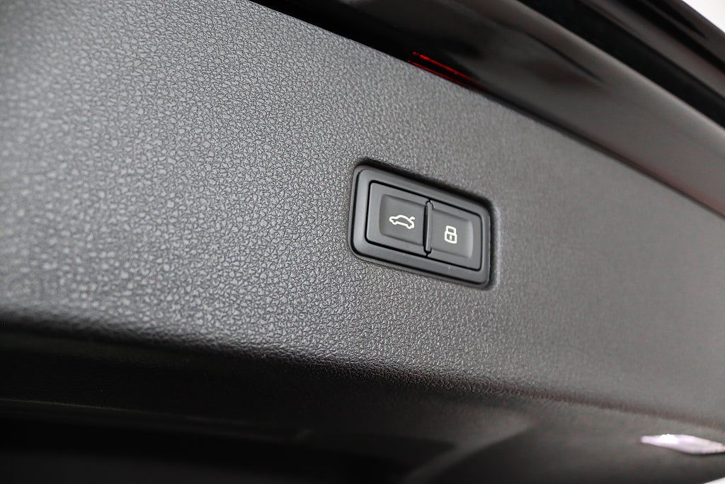 Audi Q8 TDI S line Selection MOMS Pano Matrix Värmare Drag