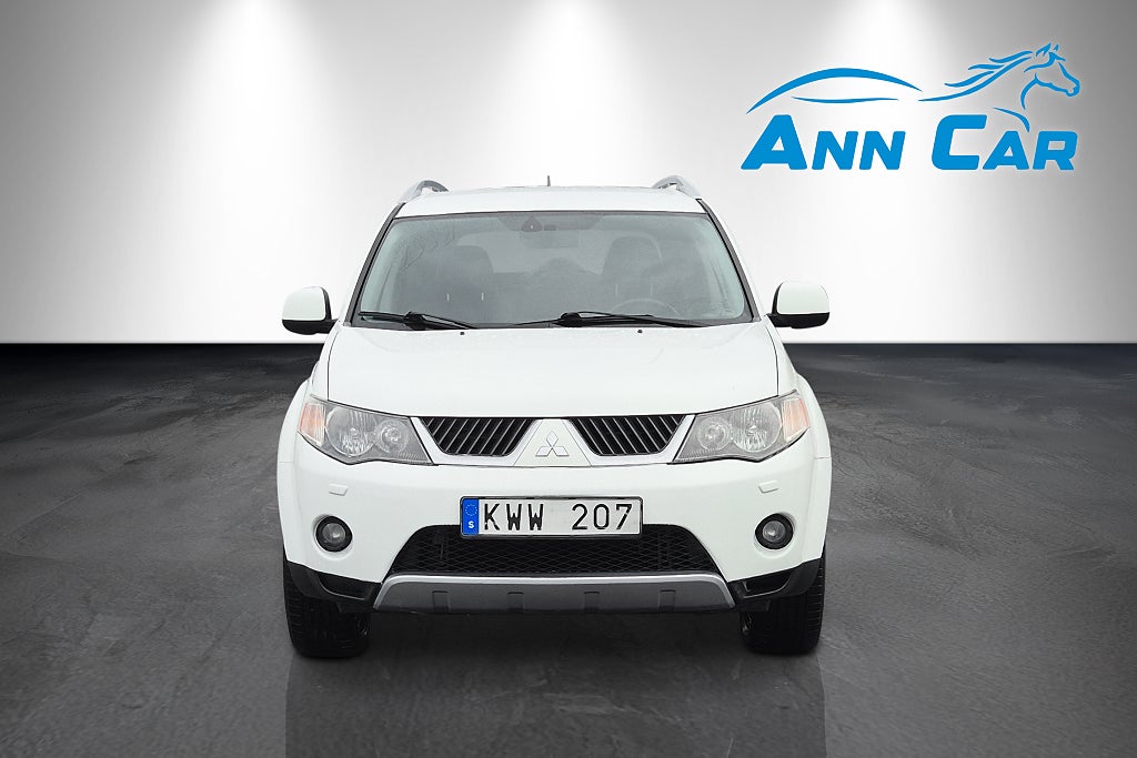 Mitsubishi Outlander 7 sits 