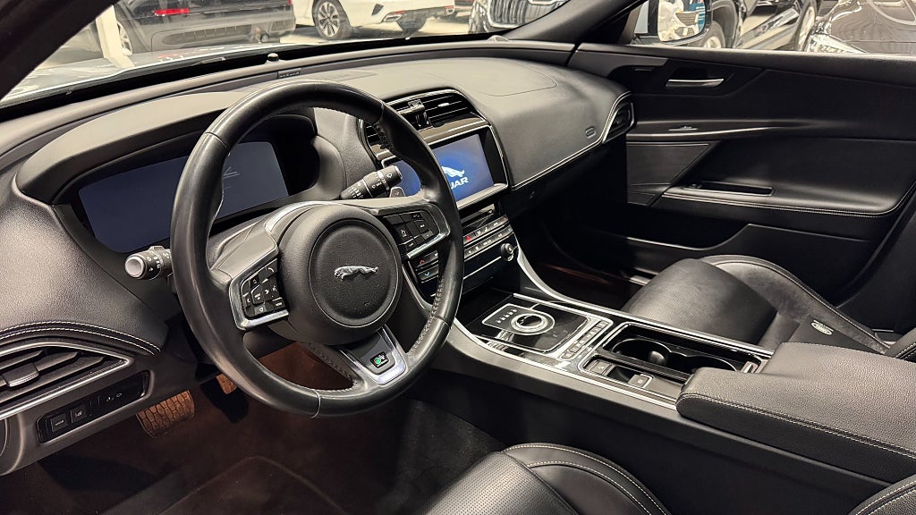 Jaguar XE 20t R-Sport/ 4.99%/Värmare/Backkamera/Taklucka/Cockpit