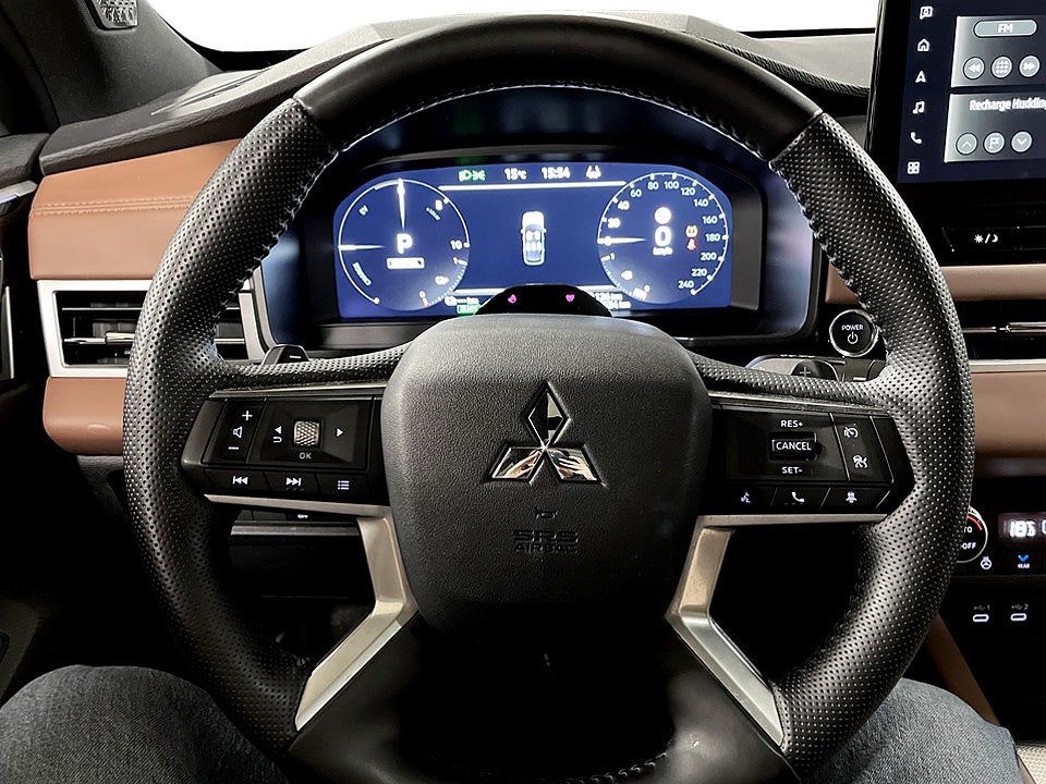 Bild på Mitsubishi Outlander Instyle+ PHEV 306hk Aut 4WD PANO B-KAMERA ELSTOL