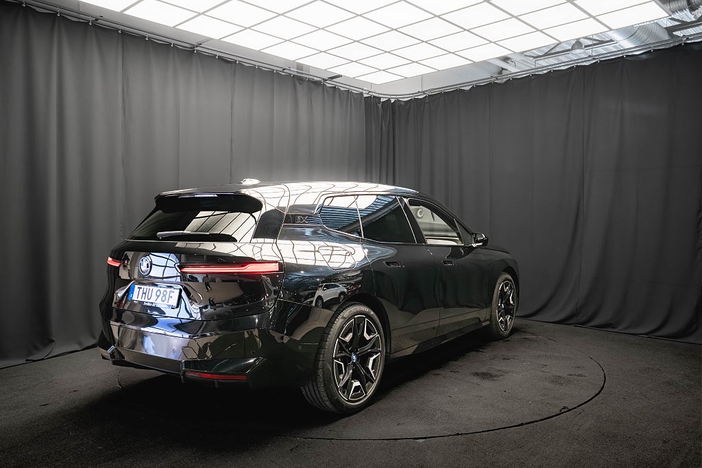 BMW iX xDrive50 LUFT B&W LASER BAKAXELSTYRNING 22'' HUD MOMS