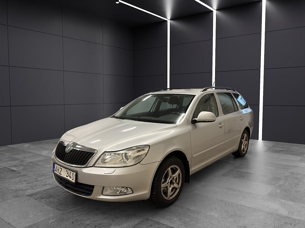 Skoda Octavia Kombi 2.0 TDI DPF Elegance |NY KAMREM|AUTOMAT|NY SERVAD