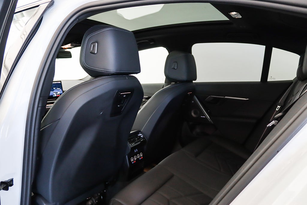 BMW i5 M60 xDrive Sedan MOMS M-Sport Kolfiber B&W Pano 360°