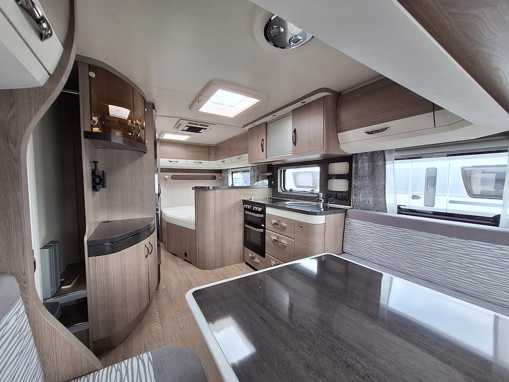 Hobby Prestige 720 KWFU Barnkammare, 1 Ägare, AC, Tält