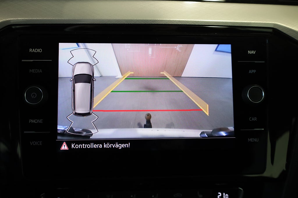 Volkswagen Passat 1,5 TSI R-Line Sportscombi Aut Drag Värmare Kamera