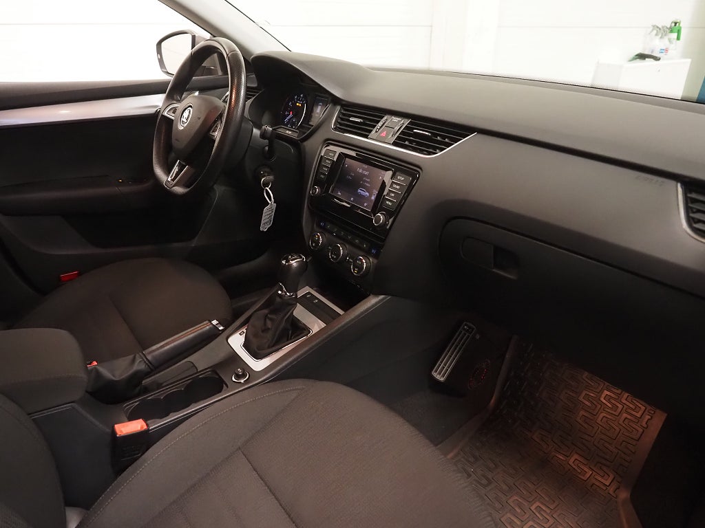 Skoda Octavia 1,2 TSI Elegance Kombi Aut Motorvärmare P-Sensorer