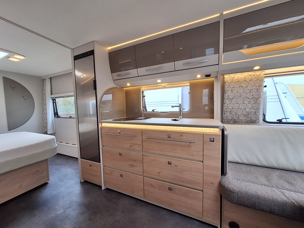 Dethleffs Nomad 650 RQT Scandinavia Snow Queenbädd, Dusch