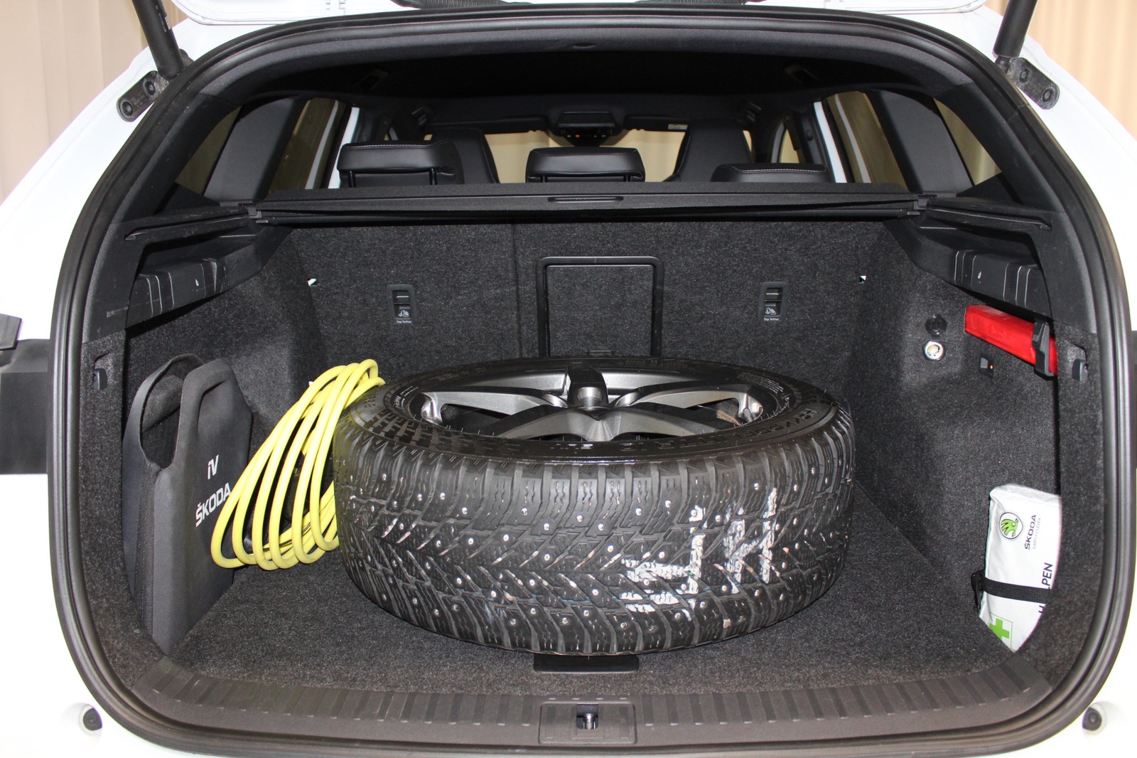 Skoda Enyaq iV 80x 265HK, Sportline, Drag, S&V-hjul, Kamera, Värmepump 2023 - miniatyr 17