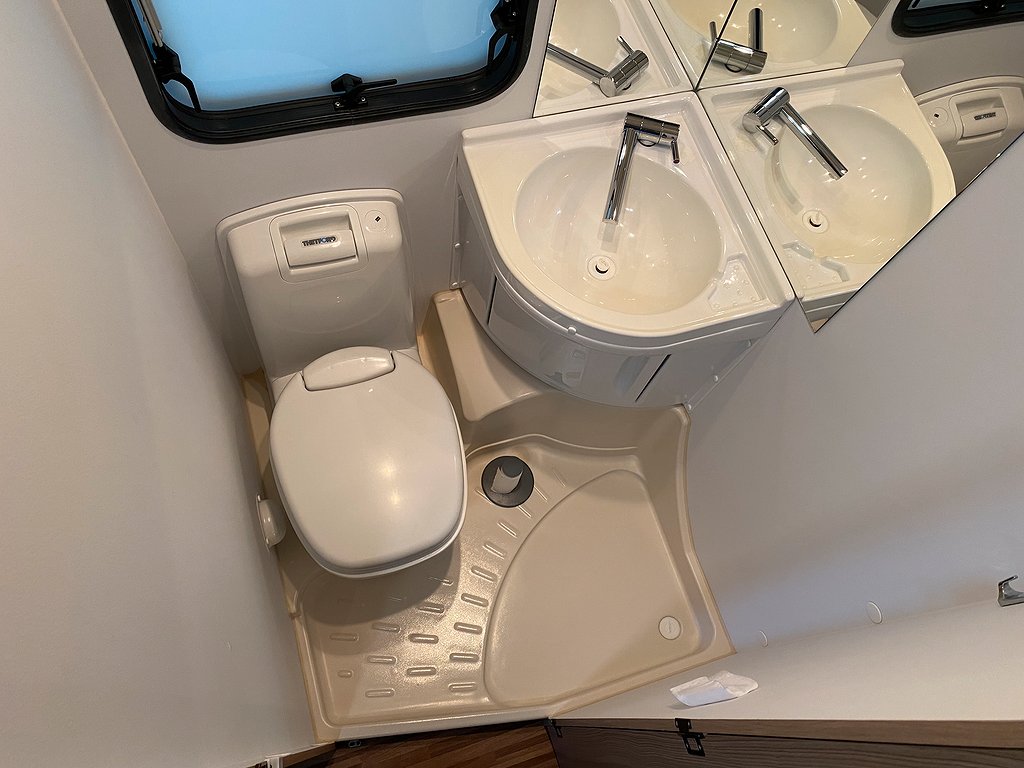 Adria Aviva 563 PT / Barnkammare / Markis m sidor / 7 bäddar - Adria