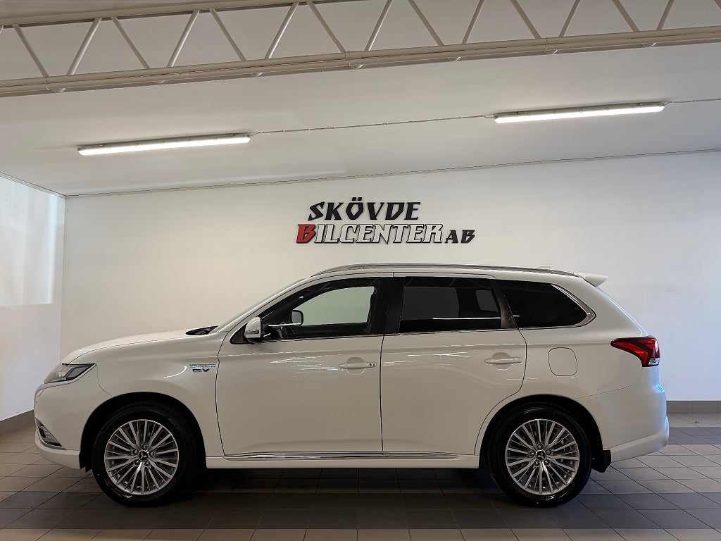 Mitsubishi Outlander PHEV CVT Business Edition/1-Ägare/360°/Drag/GPS/LED-Str