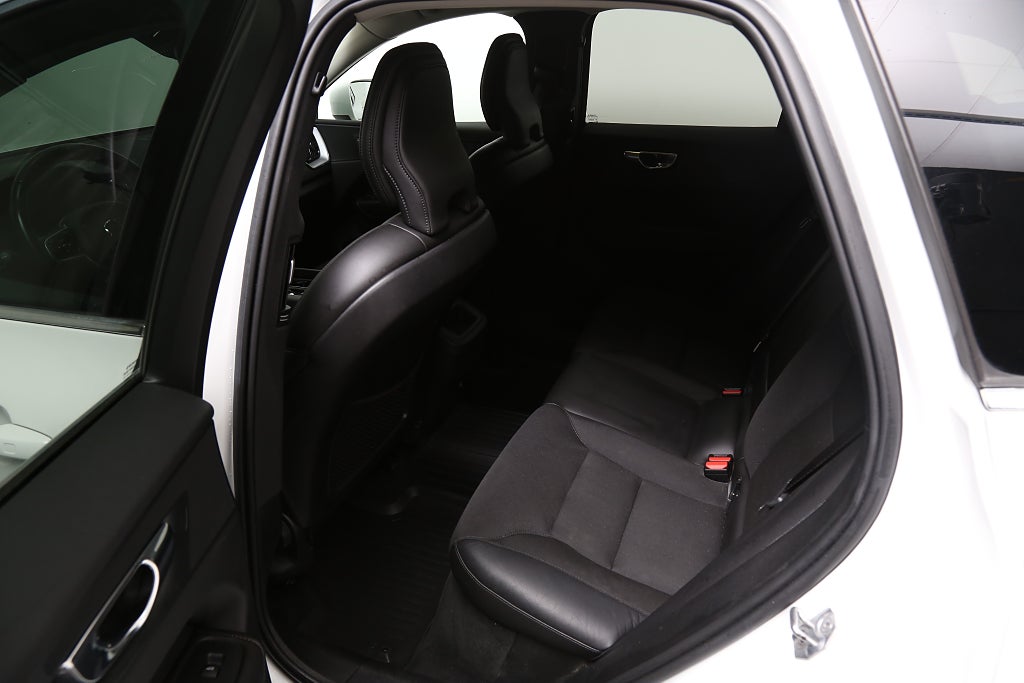 Volvo XC60 B5 Bensin 250hk Momentum Adv Se Aut Navi VOC Leasbar 2020