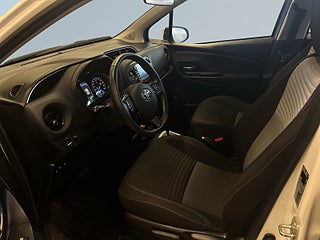 Toyota Yaris Hybrid e-CVT Rattvärme/Kamera/MoK/AWD – bild 7