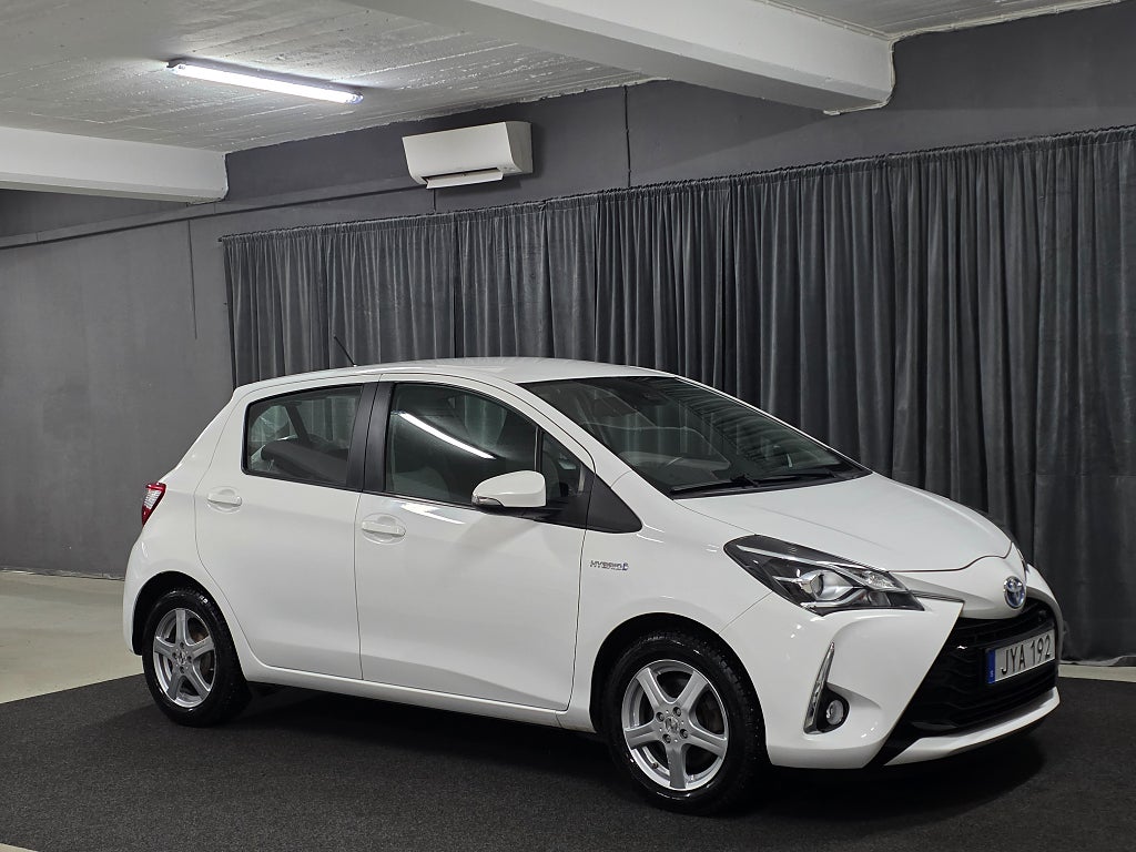 Toyota Yaris Hybrid e-CVT Active Euro 6 Backkamera S&V Hjul 