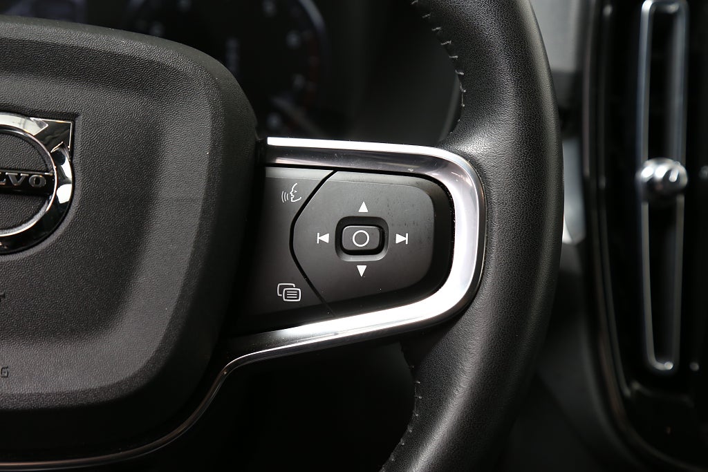 Volvo XC40 B4 Bensin 197hk Momentum Adv SE AWD 360° Drag Teknikpkt 2021