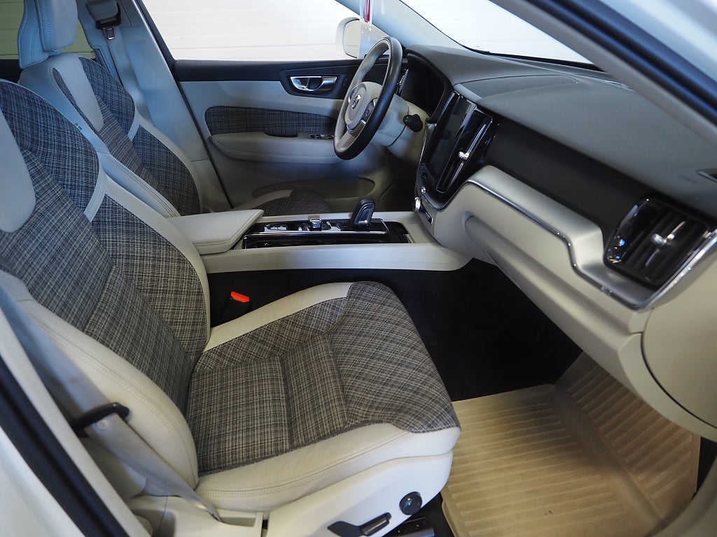 Volvo XC60 B4 AWD Geartronic Momentum 360° Pano Drag Navi Värm