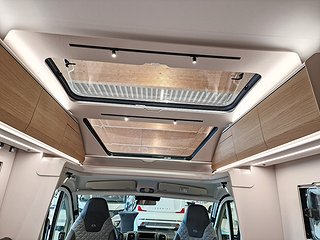 Husbil-halvintegrerad Adria Coral Plus 670 DL 23 av 31