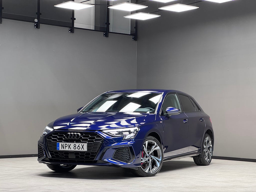 Audi A3 Sportback 45 TFSI e S Line / Drag / Värmare 