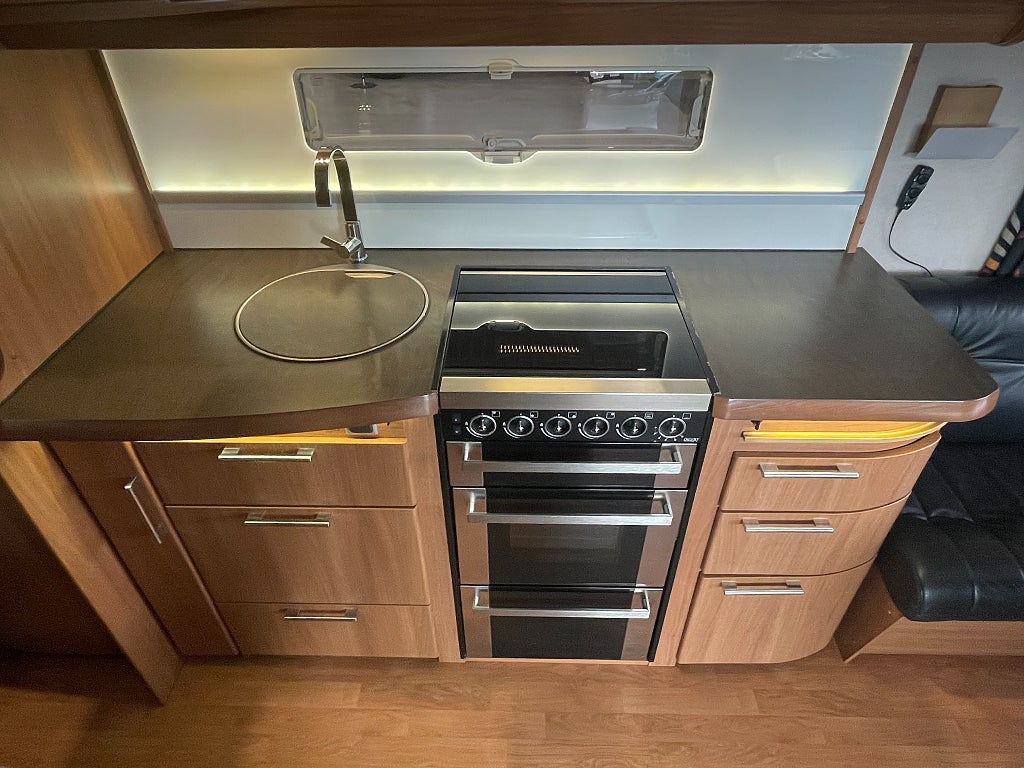 Kabe Royal 780 ETDL KS E2 / ALDE / Elektriska stödben / Förtält / Lån - Kabe