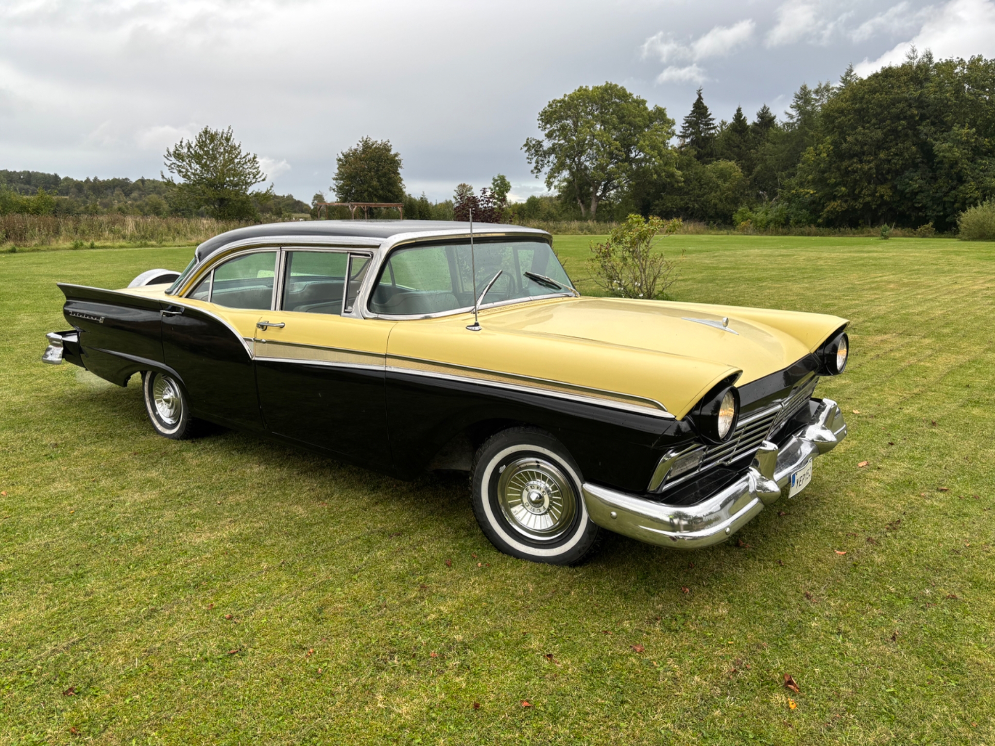 Ford Fairlane 1957, kuva 2/10