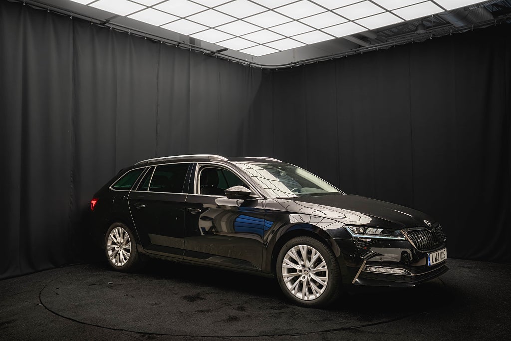 Skoda Superb iV BUSINESS STYLE DRAG B-VÄRMARE KAMERA COCKPIT MOMS