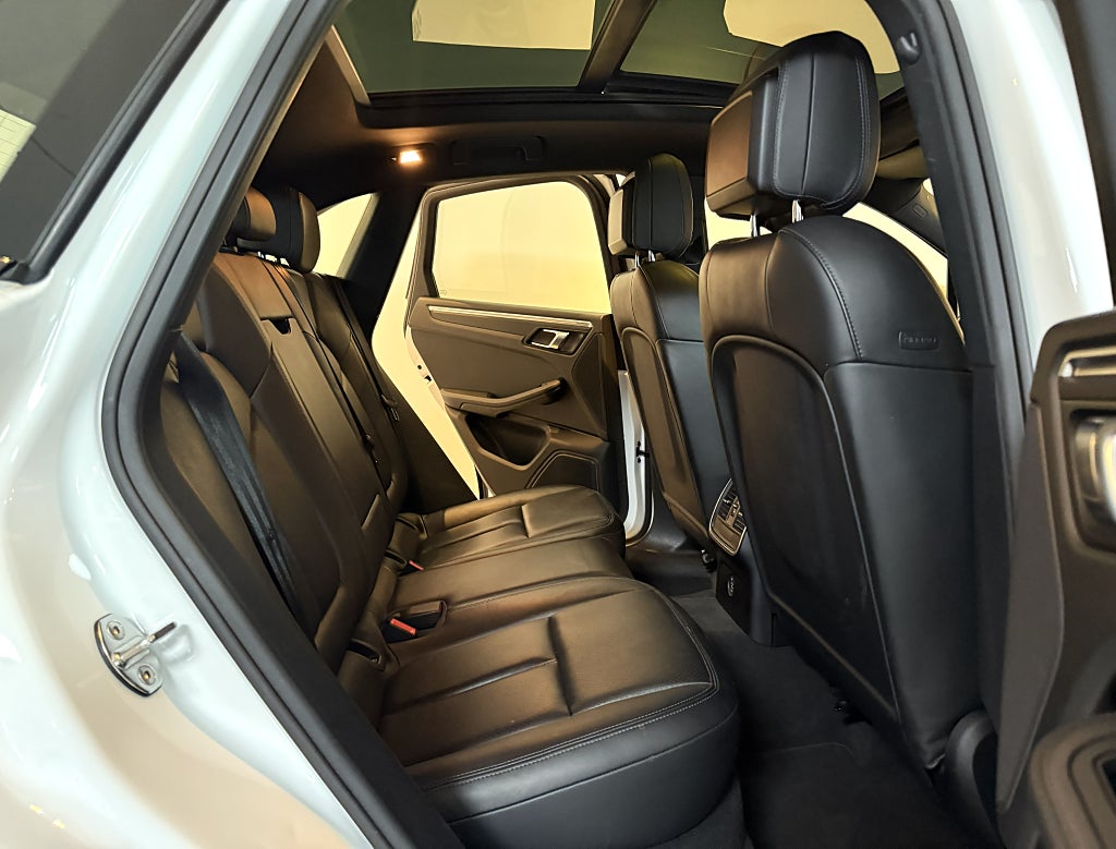 Porsche Macan PDK BASE 252HK PANO SKINN VÄRMARE FULLSERVAD 21" 1-ÄGAR