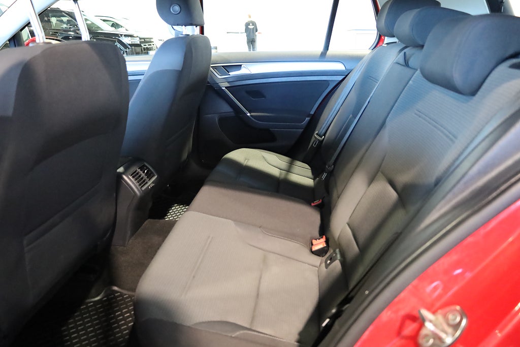 Volkswagen Golf 5-dörrar 1.6 TDI  4Motion Drag Värmare Blåtand Carplay 2016