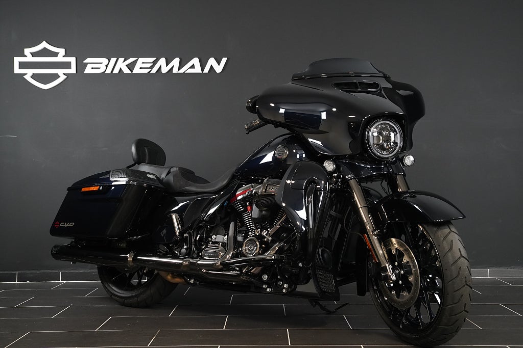 Harley-Davidson FLHXSE CVO Street Glide 