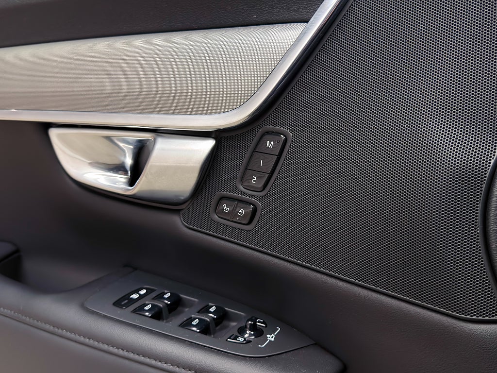 Volvo V90 Recharge T6 AWD 350hk Plus Dark |Drag|360|Värmare|Läder