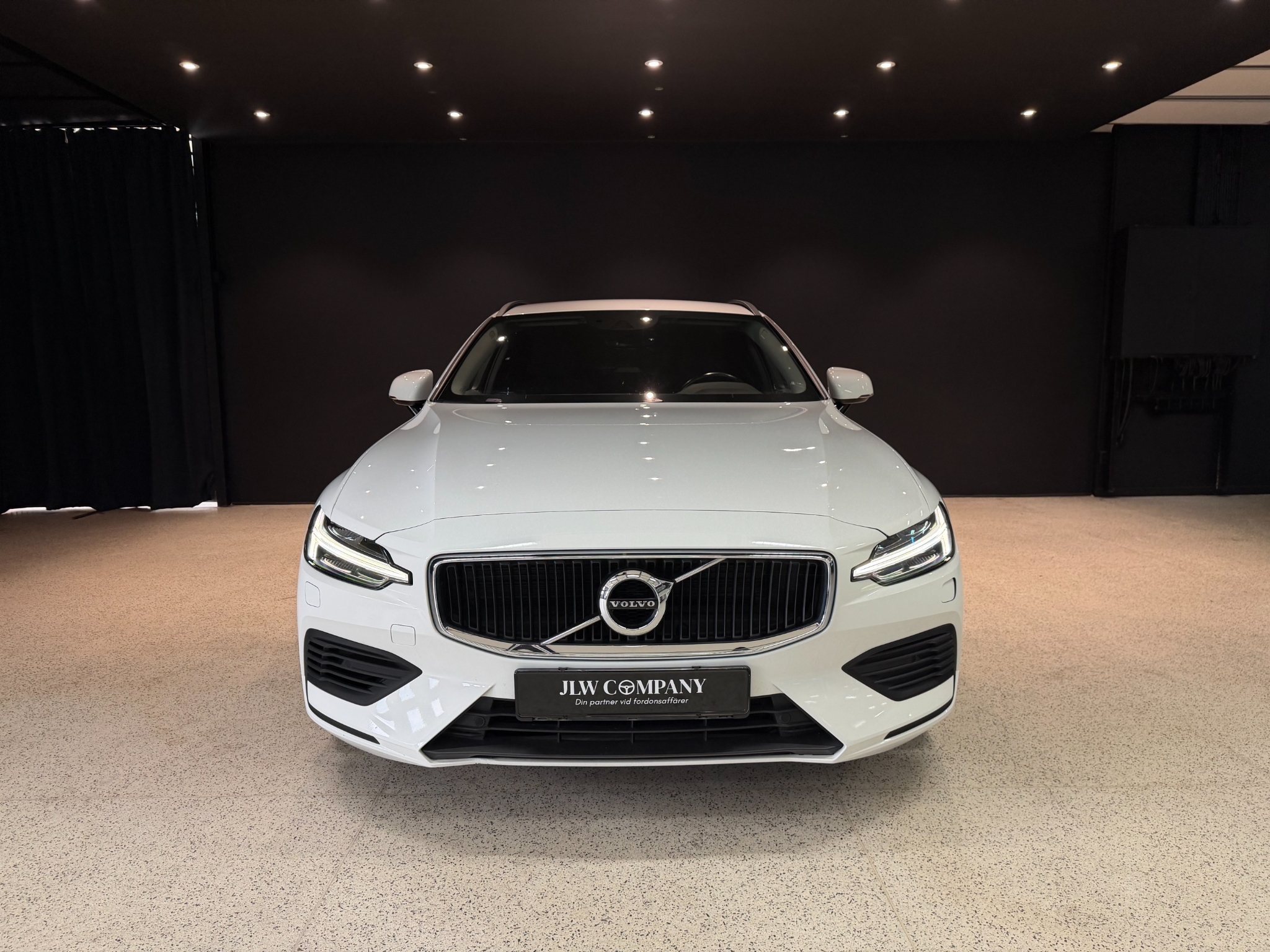 Volvo V60 T6 Twin Engine AWD 2020, photo 2/39