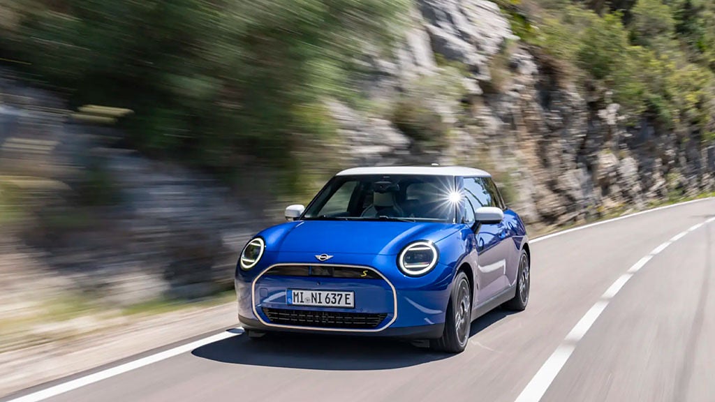 Blå mini cooper på väg