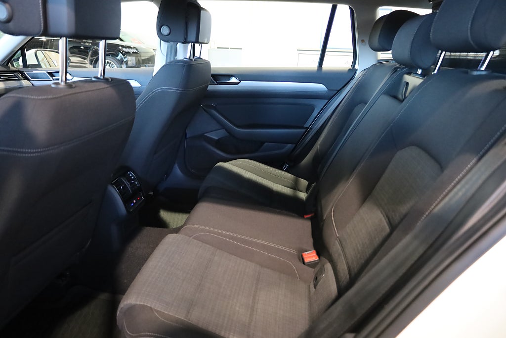 Volkswagen Passat 1,5 TSI R-Line Sportscombi Aut Drag Värmare Kamera 2020