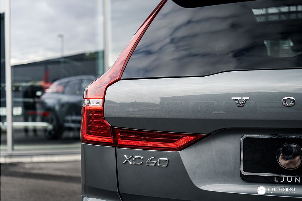 Volvo XC60 B4 AWD R-Design / Drag / Pano / 360 / HUD