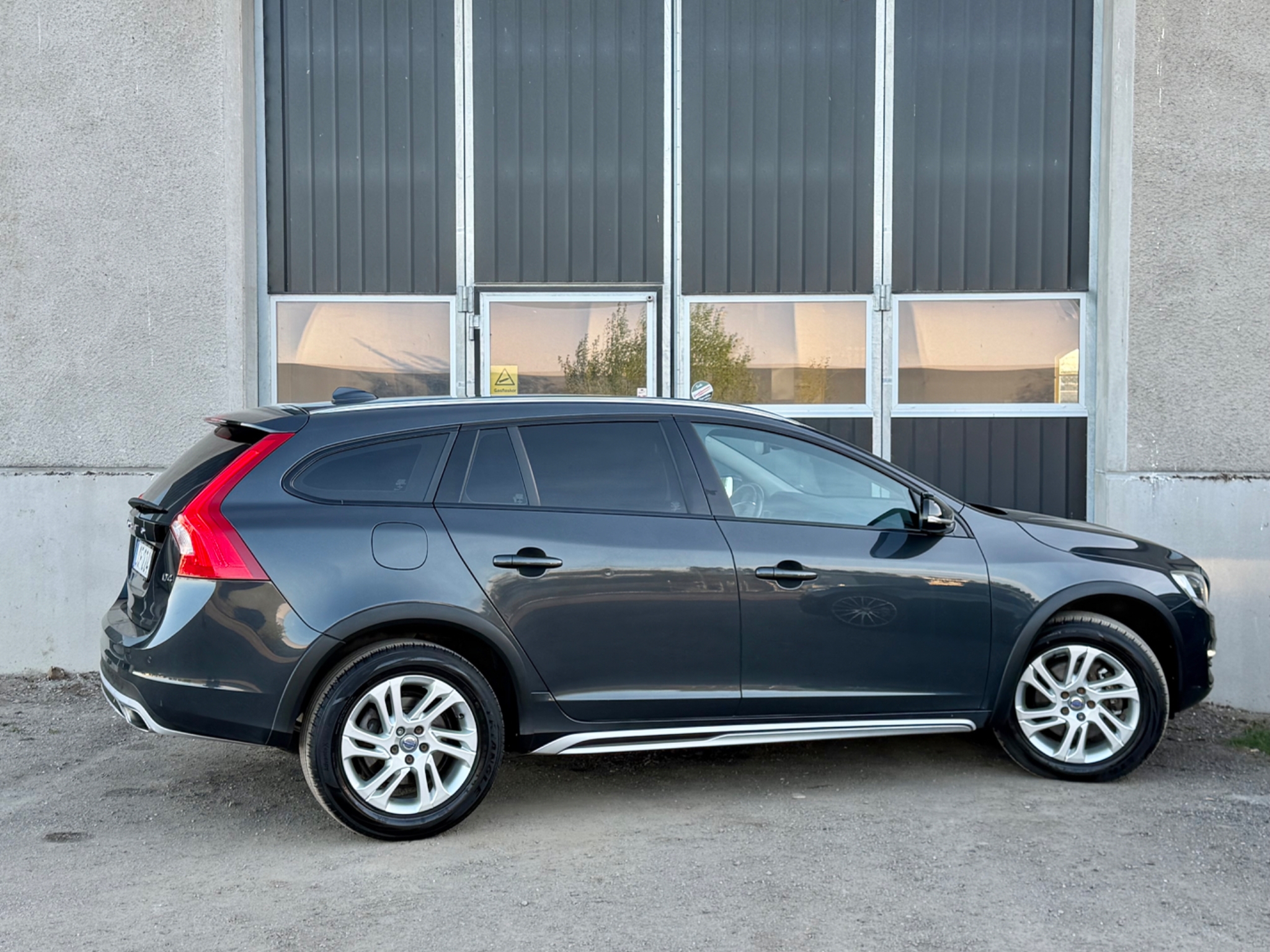 Volvo V60 Cross Country 2017, photo 4/45