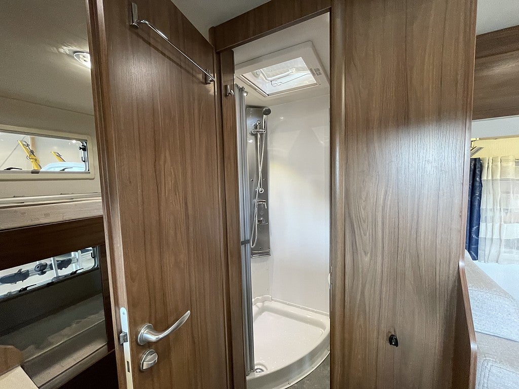 Pilote C 700 S /B-körkort/6-bältad/6-sovplatser - Pilote