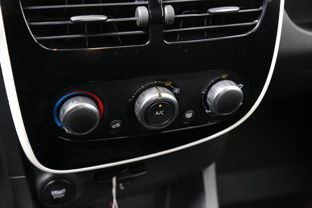 Renault Clio 1,2 75hk Expression 5D | P-Sen | Bluetooth | Nybesikt 2016