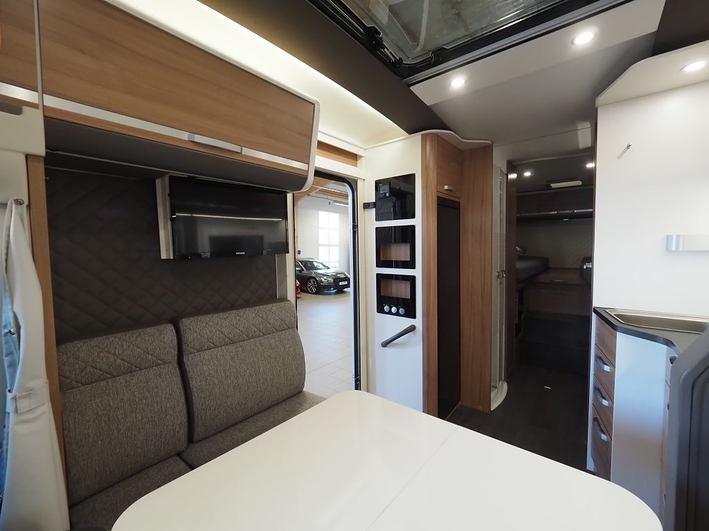 Adria Coral 670 DL Axess Långbädd | Face to face | Solcell | 2021