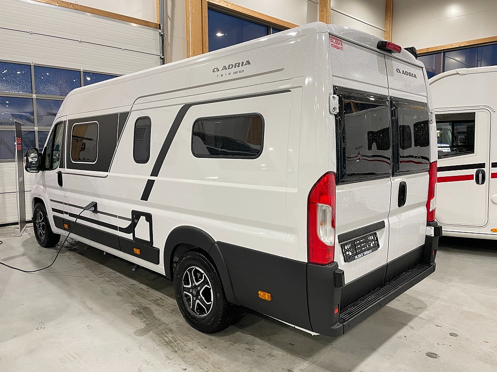 Adria Twin 640 SGX /Automat /höj & sänkbar säng/Multimedia/ - Adria