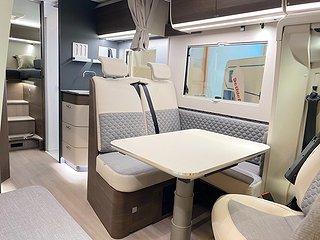 Husbil-halvintegrerad Adria Matrix Supreme 670 SL 11 av 31